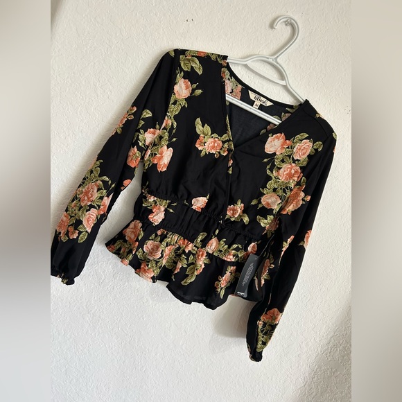 Hint of Blush Tops - 💥PRICE ⬇️ HINT OF BLUSH • Women’s Black Floral Top • sz Med •